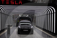 Besuch des Bundeskanzlers beim Unternehmen Tesla