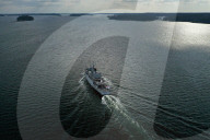 NEWS - Ein NATO-Schiff auf dem Weg durch den Stockholmer Schärengarten