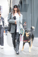 PEOPLE - Emily Ratajkowski beim Spaziergang mit ihrem Hund