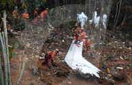 NEWS - Flugzeugabsturz in China: Die Bergungsarbeiten in Tengxian dauern an
