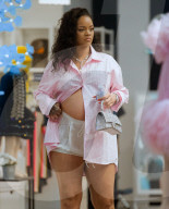 PEOPLE - Rihanna zeigt ihren Babybauch beim Einkaufen bei Couture Kids in Beverly