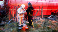 NEWS - Ukraine-Krieg: Feuerwehrleute arbeiten an einem von russischen Raketen getroffenen Treibstofflager, Lviv
