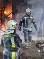 NEWS - Ukraine-Krieg: Feuerwehr löscht Feuer in einem Treibstofflager
