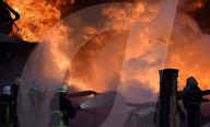 NEWS - Ukraine-Krieg: Feuerwehr löscht Feuer in einem Treibstofflager
