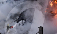 NEWS - Ukraine-Krieg: Feuerwehr löscht Feuer in einem Treibstofflager