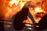 NEWS - Ukraine-Krieg: Feuerwehr löscht Feuer in einem Treibstofflager