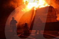 NEWS - Ukraine-Krieg: Feuerwehr löscht Feuer in einem Treibstofflager