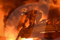 NEWS - Ukraine-Krieg: Feuerwehr löscht Feuer in einem Treibstofflager