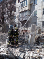 NEWS - Ukraine-Krieg: Feuerwehr löscht Feuer in einem Treibstofflager