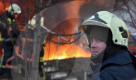 NEWS - Ukraine-Krieg: Feuerwehr löscht Feuer in einem Treibstofflager