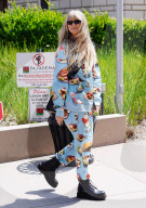 PEOPLE - Lecker: Heidi Klum im Moschino all-over-print Outfit in Los Angeles