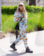 PEOPLE - Lecker: Heidi Klum im Moschino all-over-print Outfit in Los Angeles