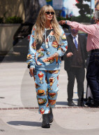 PEOPLE - Lecker: Heidi Klum im Moschino all-over-print Outfit in Los Angeles