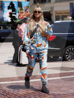 PEOPLE - Lecker: Heidi Klum im Moschino all-over-print Outfit in Los Angeles