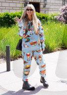 PEOPLE - Lecker: Heidi Klum im Moschino all-over-print Outfit in Los Angeles