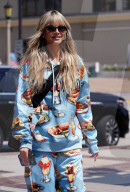PEOPLE - Lecker: Heidi Klum im Moschino all-over-print Outfit in Los Angeles