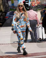 PEOPLE - Lecker: Heidi Klum im Moschino all-over-print Outfit in Los Angeles