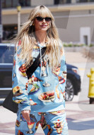 PEOPLE - Lecker: Heidi Klum im Moschino all-over-print Outfit in Los Angeles