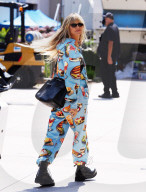 PEOPLE - Lecker: Heidi Klum im Moschino all-over-print Outfit in Los Angeles