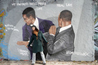 FEATURE - Die Oscar-Ohrfeige von Will Smith gegen Chris Rock als Mural im Berliner Mauerpark