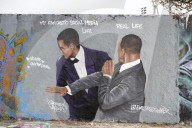 FEATURE - Die Oscar-Ohrfeige von Will Smith gegen Chris Rock als Mural im Berliner Mauerpark