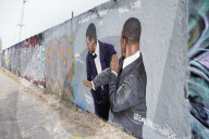 FEATURE - Die Oscar-Ohrfeige von Will Smith gegen Chris Rock als Mural im Berliner Mauerpark