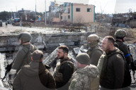 NEWS - Ukraine-Krieg: Der ukrainische Präsident Volodymyr Zelensky besucht die Stadt Bucha