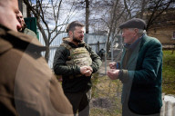 NEWS - Ukraine-Krieg: Der ukrainische Präsident Volodymyr Zelensky besucht die Stadt Bucha