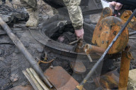 NEWS - Ukraine-Krieg: Ukrainische Soldaten inspizieren einen zerstörten russischen Panzer bei Kiew