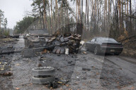 NEWS - Ukraine-Krieg: Ukrainische Soldaten inspizieren einen zerstörten russischen Panzer bei Kiew