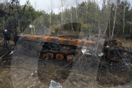NEWS - Ukraine-Krieg: Ukrainische Soldaten inspizieren einen zerstörten russischen Panzer bei Kiew