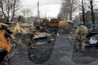 NEWS - Ukraine-Krieg: Zerstörte russische Fahrzeuge in den Strassen von Buka