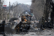 NEWS - Ukraine-Krieg: Zerstörte russische Fahrzeuge in den Strassen von Buka