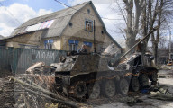 NEWS - Ukraine-Krieg: Zerstörte russische Fahrzeuge in den Strassen von Buka