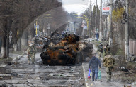 NEWS - Ukraine-Krieg: Zerstörte russische Fahrzeuge in den Strassen von Buka