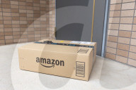 FEATURE -  Amazon-Paket vor einer Tür