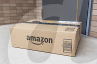 FEATURE -  Amazon-Paket vor einer Tür