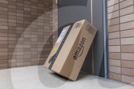 FEATURE -  Amazon-Paket vor einer Tür