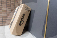 FEATURE -  Amazon-Paket vor einer Tür