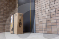 FEATURE -  Amazon-Paket vor einer Tür