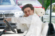 PEOPLE - Hochzeit von Brooykln Beckham: Brooklyn Beckham fährt mit weissem Hund im Golfwagen
