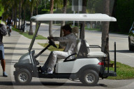 PEOPLE - Hochzeit von Brooykln Beckham: Brooklyn Beckham fährt mit weissem Hund im Golfwagen