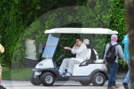 PEOPLE - Hochzeit von Brooykln Beckham: Brooklyn Beckham fährt mit weissem Hund im Golfwagen