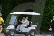 PEOPLE - Hochzeit von Brooykln Beckham: Brooklyn Beckham fährt mit weissem Hund im Golfwagen