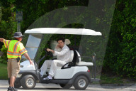 PEOPLE - Hochzeit von Brooykln Beckham: Brooklyn Beckham fährt mit weissem Hund im Golfwagen
