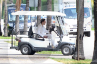 PEOPLE - Hochzeit von Brooykln Beckham: Brooklyn Beckham fährt mit weissem Hund im Golfwagen