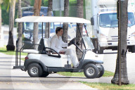 PEOPLE - Hochzeit von Brooykln Beckham: Brooklyn Beckham fährt mit weissem Hund im Golfwagen
