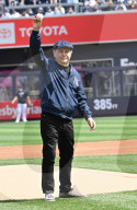 PEOPLE - Billy Crystal beim Anwurf im New Yorker Yankees Stadium