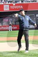 PEOPLE - Billy Crystal beim Anwurf im New Yorker Yankees Stadium