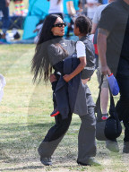PEOPLE - Kim Kardashian trägt ihren Sohn Saint West